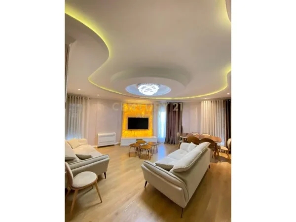 Tirane, jepet me qera apartament 1+1+Ballkon Kati 4, 92 m² 600 € (tregu elektrik)