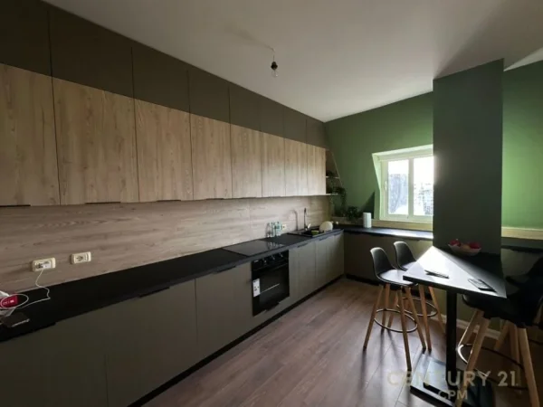 Tirane, jepet me qera apartament 2+1+Ballkon Kati 6, 150 m² 1.000 € (liqeni i thate)