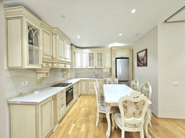 Tirane, jepet me qera apartament 2+1 Kati 6, 108 m² 700 € (kopsht botanik)