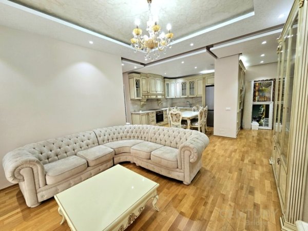 Tirane, jepet me qera apartament 2+1 Kati 6, 108 m² 700 € (kopsht botanik)