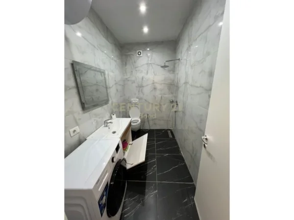 Tirane, jepet me qera apartament 1+1 Kati 6, 65 m² 700 € (Rruga e barrikadave)