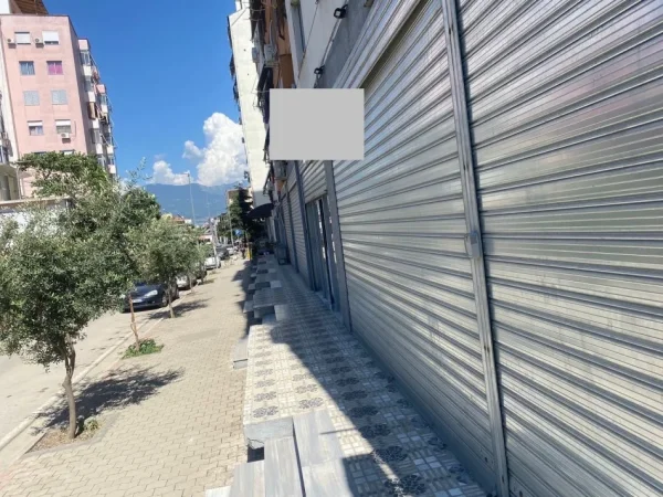 Tirane, shiten 3 dyqane dhe 1 magazine (bashke ose te veçuara) (Besi Alla, Misto Mame)