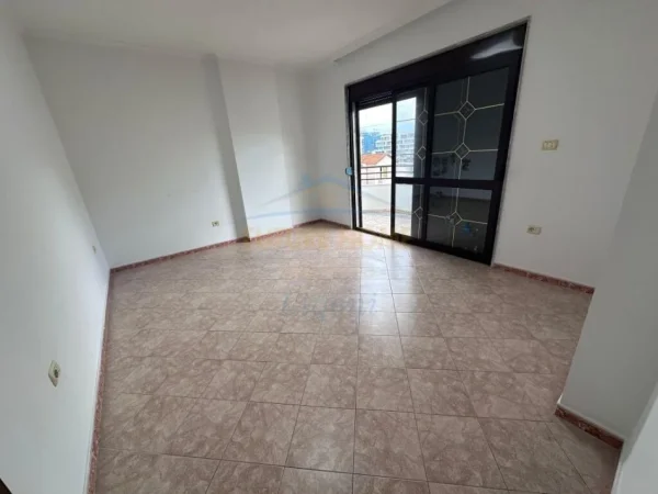 Tirane, jepet me qera apartament 2+1 Kati 7, 125 m² 1.000 € (BLLOK)