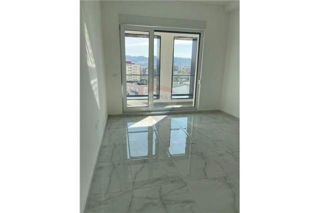 Tirane, jap me qera apartament 1+1 Kati 10, 70 m² 380 Euro (KOMPLEKSI KONTAKT)