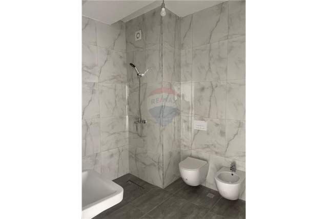 Tirane, jap me qera apartament 1+1 Kati 10, 70 m² 380 Euro (KOMPLEKSI KONTAKT)