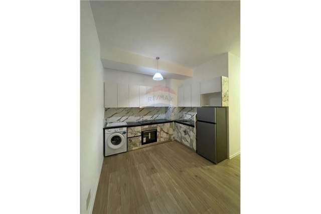 Tirane, jepet me qera apartament 2+1 Kati 6, 996 m² 400 Euro (KOMPLEKSI MANGALEM)
