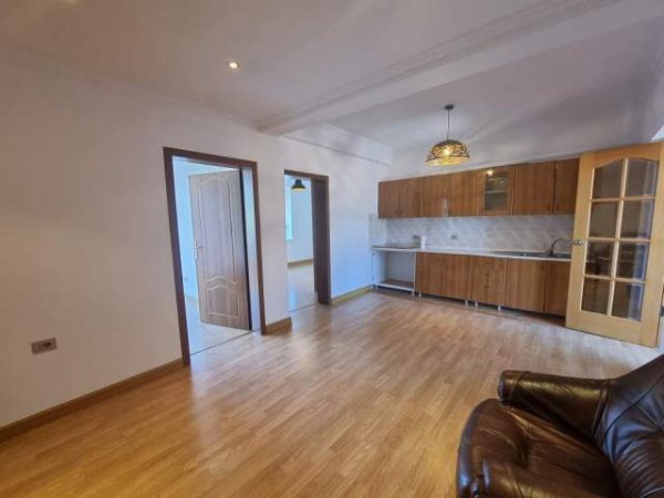 Tirane, jepet me qera zyre Kati 1, 75 m² 650 Euro (Bulevardi Zogu i 1)