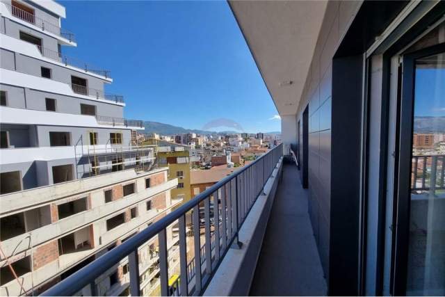 Tirane, jepet me qera apartament 2+1 Kati 7, 116 m² 900 Euro (e dibres)