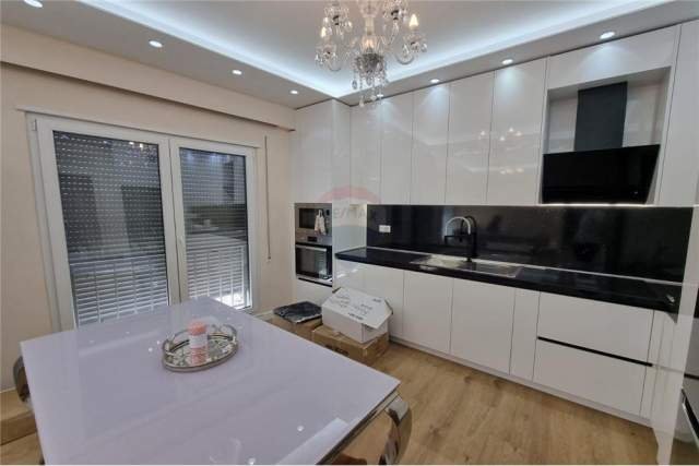 Tirane, jepet me qera apartament 2+1 Kati 7, 116 m² 900 Euro (e dibres)