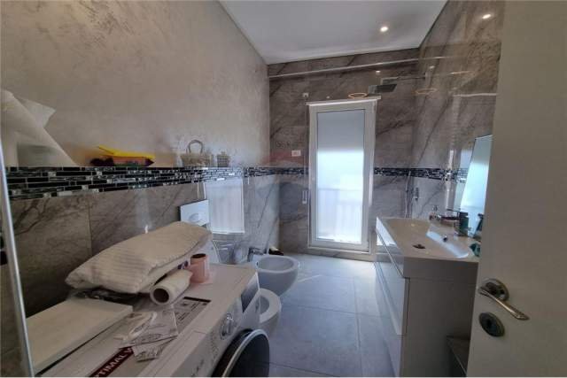 Tirane, jepet me qera apartament 2+1 Kati 7, 116 m² 900 Euro (e dibres)