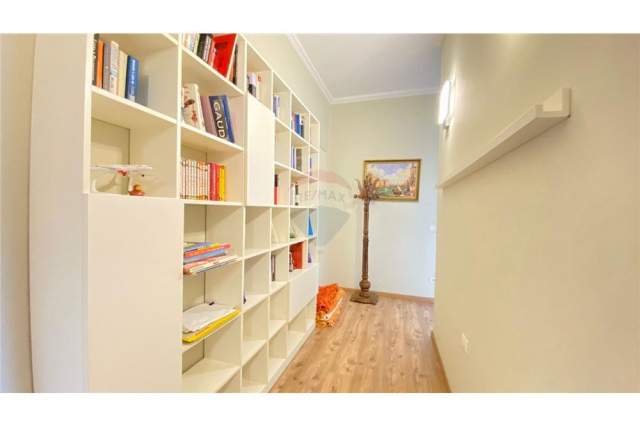 Tirane, jepet me qera apartament 2+1 92 m² 600 Euro (blloku)
