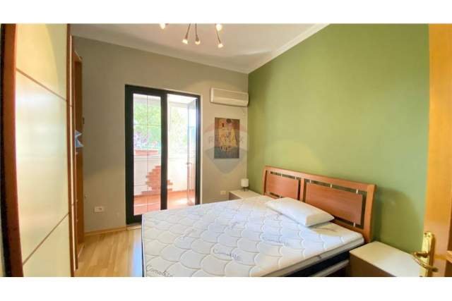 Tirane, jepet me qera apartament 2+1 92 m² 600 Euro (BLLOK)