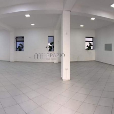 Tirane, jepet me qera magazine Kati 1, 260 m² 1.500 Euro (Don Bosko)