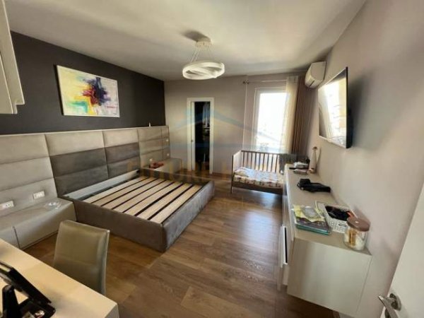 Tirane, shes apartament Dublex Kati 7, 172 m² 260.000 Euro (Rruga e Barrikadave)