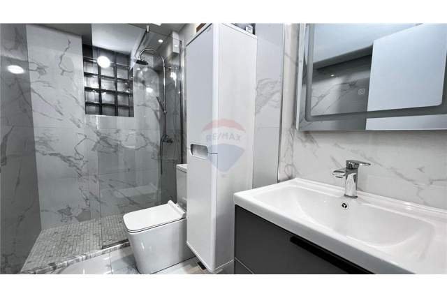 Tirane, jepet me qera apartament 1+1 Kati 3, 60 m² 450 Euro (Bllok)