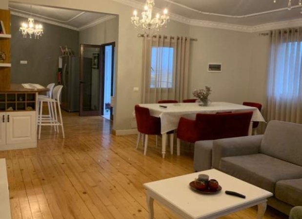 Tirane, jepet me qera apartament 4+1+A+BLK Kati 3, 140 m² 1.000 Euro (ish smt)