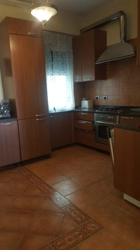 Tirane, jepet me qera apartament 2+1+BLK Kati 5, 120 m² 700 Euro (vaso pasha)