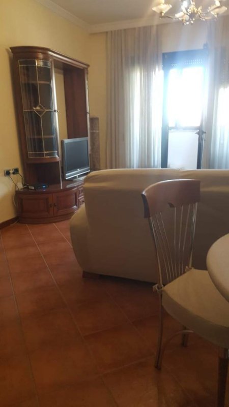 Tirane, jepet me qera apartament 2+1+BLK Kati 5, 120 m² 700 Euro (vaso pasha)