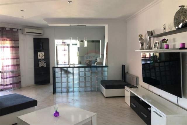 Tirane, jepet me qera apartament 2+1 157 m² 700 Euro (RRAPO HEKALI)