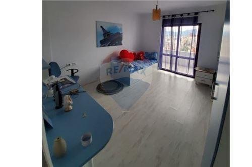 Tirane, jepet me qera apartament 2+1 157 m² 700 Euro (RRAPO HEKALI)