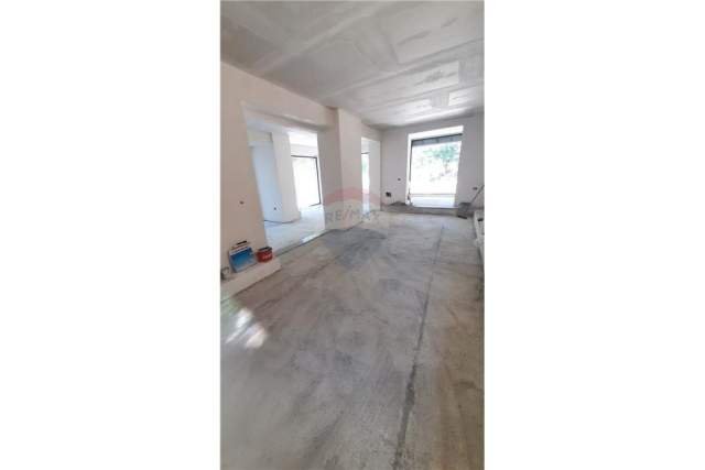 Tirane, shitet dyqan Kati 0, 74 m² 650.000 Euro (21 Dhjetori, Rruga "Muhamet Gjollesha")