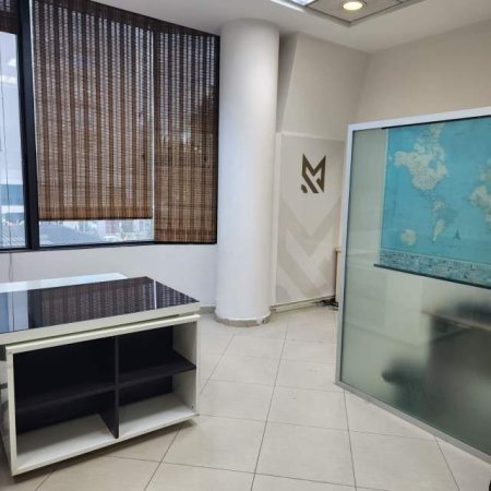 Tirane, jepet me qera zyre Kati 1, 25 m² 450 Euro (Kullat Binjake)