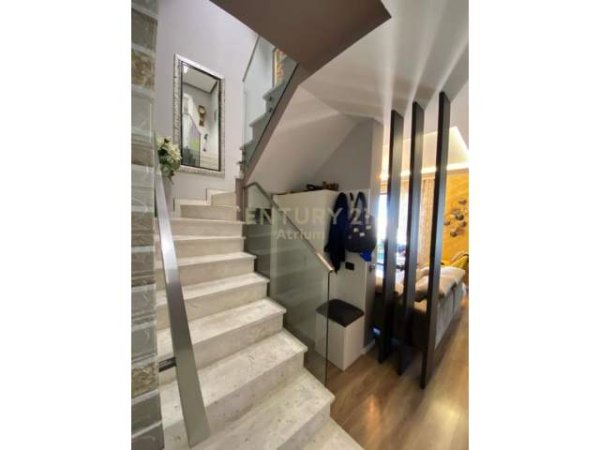 Tirane, jepet me qera apartament duplex 2+1+A+BLK Kati 8, 112 m² 1.500 Euro (Rruga e Kavajes)