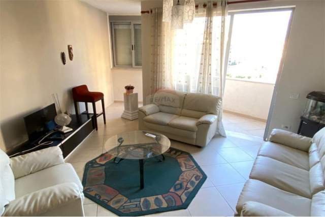 Tirane, jepet me qera apartament 2+1 100 m² 500 Euro (QENDER)