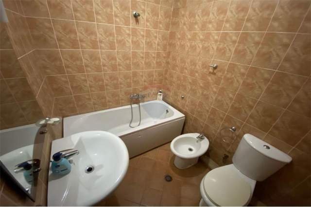 Tirane, jepet me qera apartament 2+1 100 m² 500 Euro (QENDER)