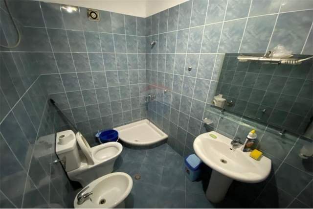Tirane, jepet me qera apartament 2+1 100 m² 500 Euro (QENDER)