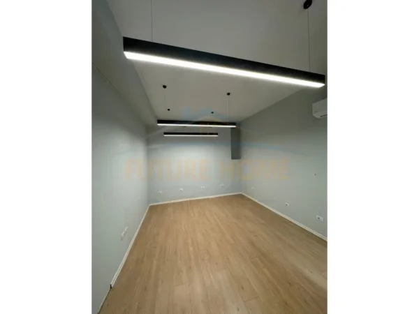 Tirane, jepet me qera zyre Kati 0, 50 m² 500 € (Stacioni i Trenit)