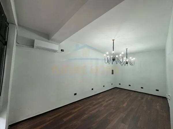 Tirane, jepet me qera zyre Kati 0, 50 m² 500 € (Stacioni i Trenit)
