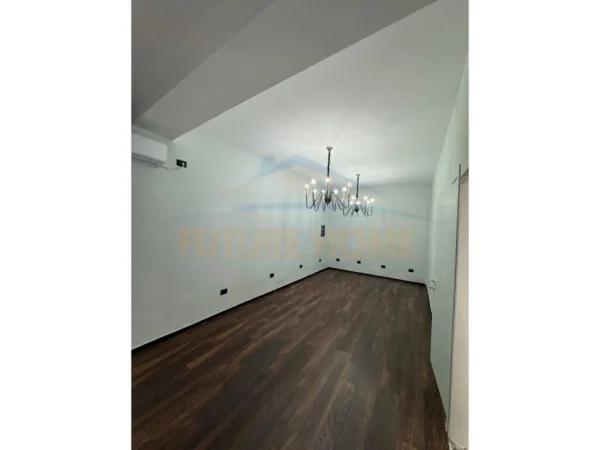 Tirane, jepet me qera zyre Kati 0, 50 m² 500 € (Stacioni i Trenit)