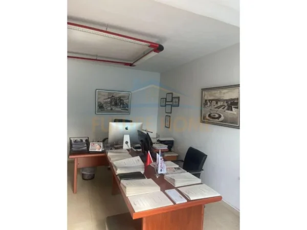 Tirane, jepet me qera zyre Kati 1, 86 m² 1.000 € (Qendër)