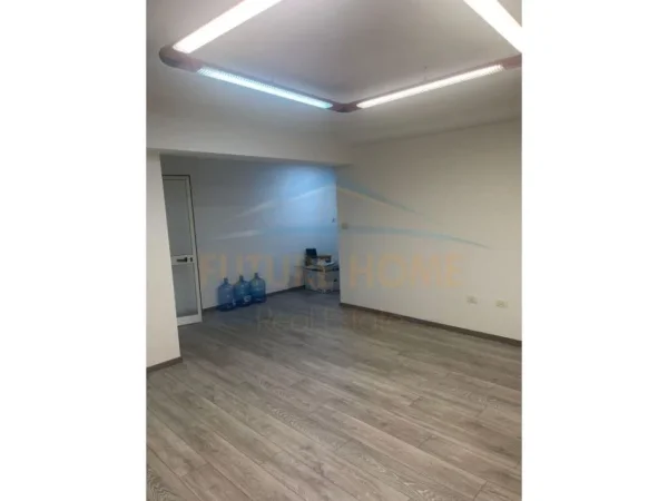 Tirane, jepet me qera zyre Kati 1, 86 m² 1.000 € (Qendër)