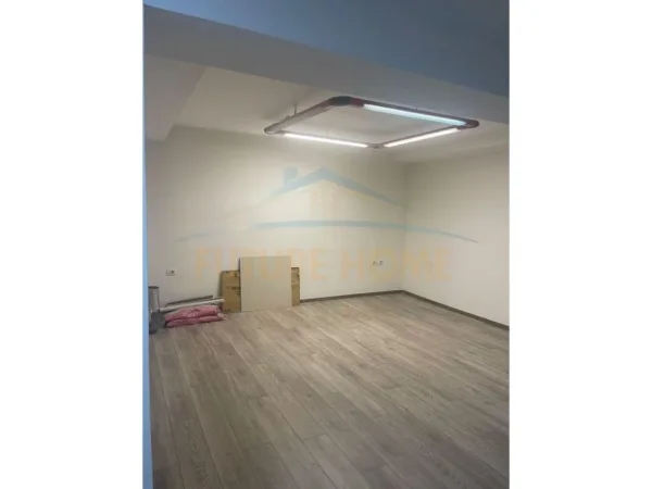 Tirane, jepet me qera zyre Kati 1, 86 m² 1.000 € (Qendër)