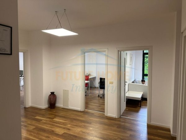 Tirane, jepet me qera ambjent biznesi Kati 3, 136 m² 1.500 € (RTSH)
