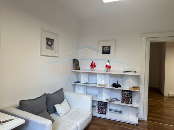Tirane, jepet me qera ambjent biznesi Kati 3, 136 m² 1.500 € (RTSH)
