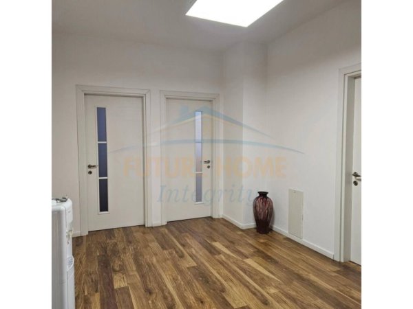 Tirane, jepet me qera ambjent biznesi Kati 3, 136 m² 1.500 € (RTSH)