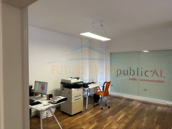 Tirane, jepet me qera ambjent biznesi Kati 3, 136 m² 1.500 € (RTSH)
