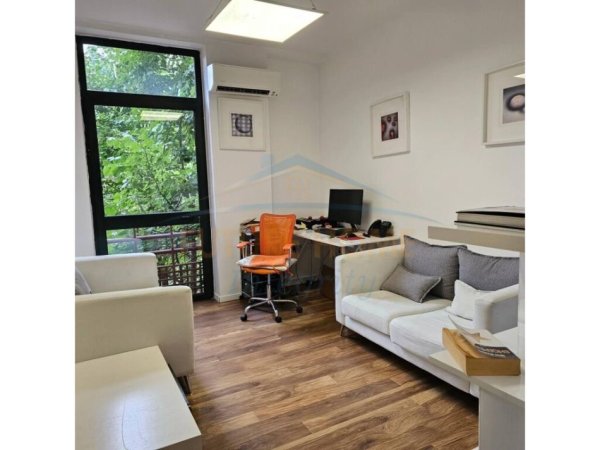 Tirane, jepet me qera ambjent biznesi Kati 3, 136 m² 1.500 € (RTSH)