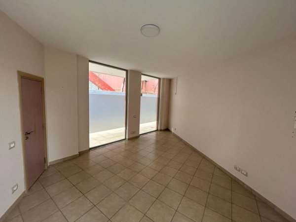 Tirane, jepet me qera ambjent biznesi Kati 3, 22 m² 250 € (Rruga Liqeni i Thate)