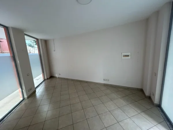 Tirane, jepet me qera ambjent biznesi Kati 3, 22 m² 250 € (Rruga Liqeni i Thate)