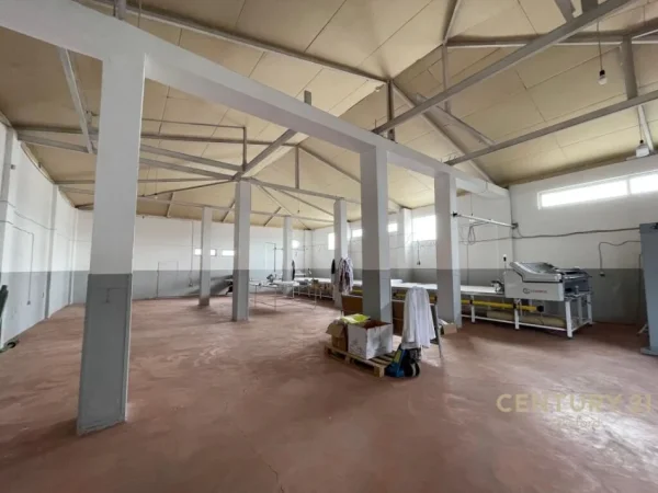 Tirane, jepet me qera magazine Kati 2, 360 m² 700 € (Sauk i Ri)