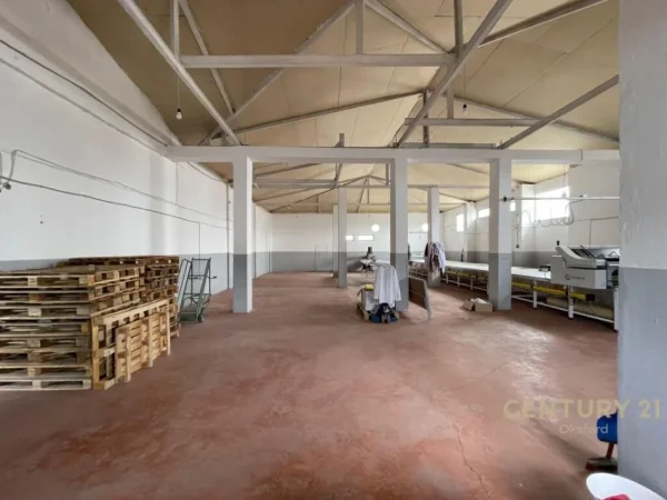 Tirane, jepet me qera magazine Kati 2, 360 m² 700 € (Sauk i Ri)