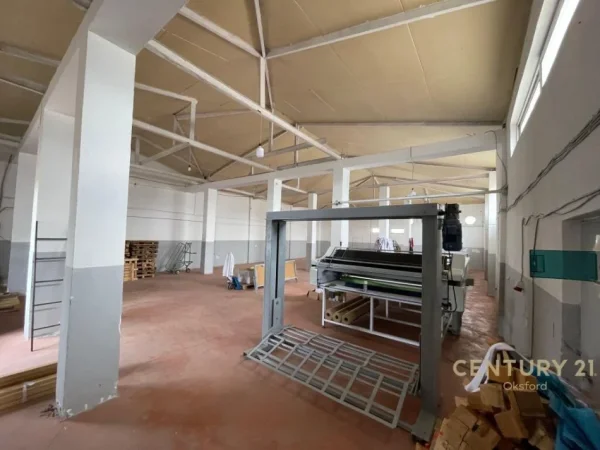 Tirane, jepet me qera magazine Kati 2, 360 m² 700 € (Sauk i Ri)