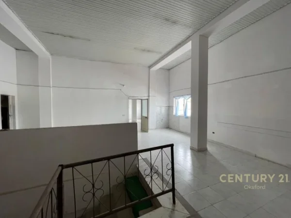 Tirane, jepet me qera magazine Kati 2, 360 m² 700 € (Sauk i Ri)