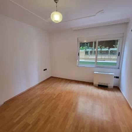 Tirane, jepet me qera ambjent biznesi Kati 2, 170 m² 1.500 € (Bllok)
