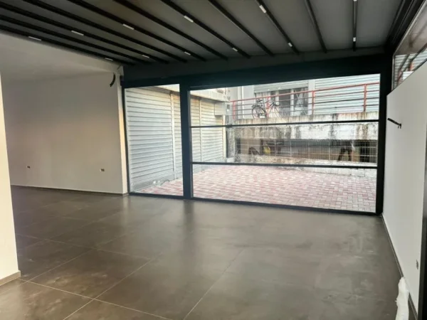 Tirane, jepet me qera ambjent biznesi Kati 0, 120 m² 2.000 € (Kristal Center)