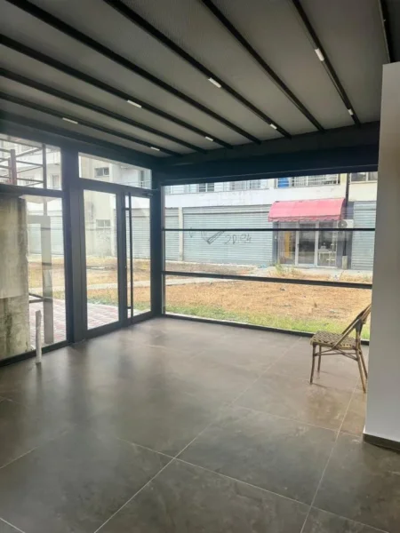 Tirane, jepet me qera ambjent biznesi Kati 0, 120 m² 2.000 € (Kristal Center)